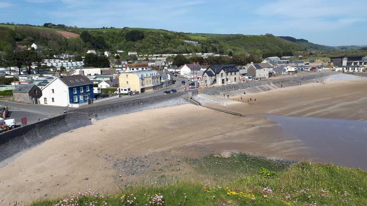 Pendine Sands Guest House Bagian luar foto